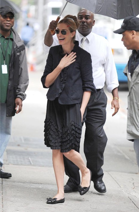 It looks like Julia Roberts is already having fun on the set of her new 