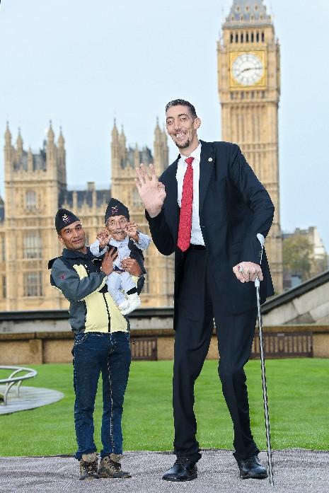 Would You Rather Be The World’s Tallest – Or Smallest Man?