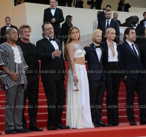 SEAN PENN’S MOVIE FLOPS AT CANNES FILM FESTIVAL WHILE CHARLIZE SMILES